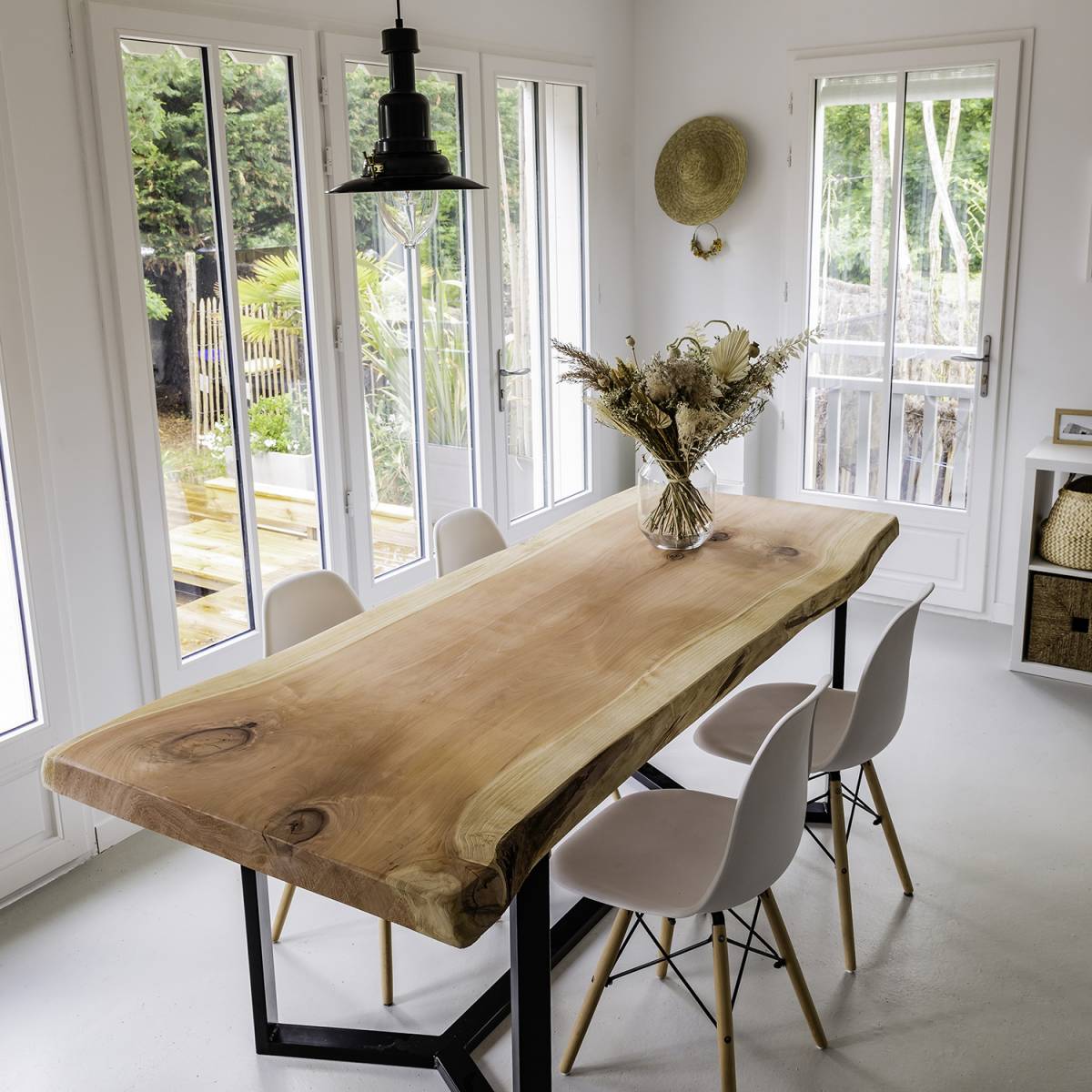Table de salle à manger design en bois massif au Cap Ferret